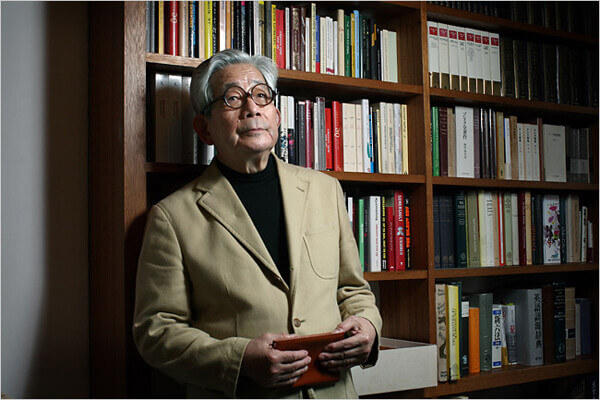모호함의 대가 오에 겐자부로의 서재 앞에서 포즈를 취한 모습